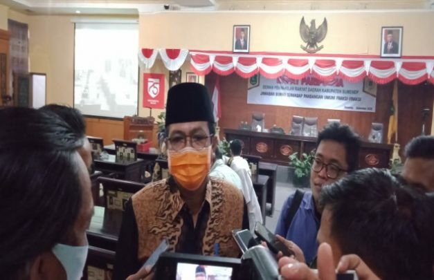 Foto: Ketua DPRD Sumenep Abdul Hamid Ali Munir saat dimintai keterangan