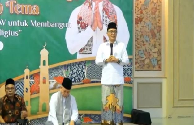 Foto : Bupati Pamekasan saat memberikan sambutan maulid Nabi di Mandhapa Aghung Ronggosukowati.