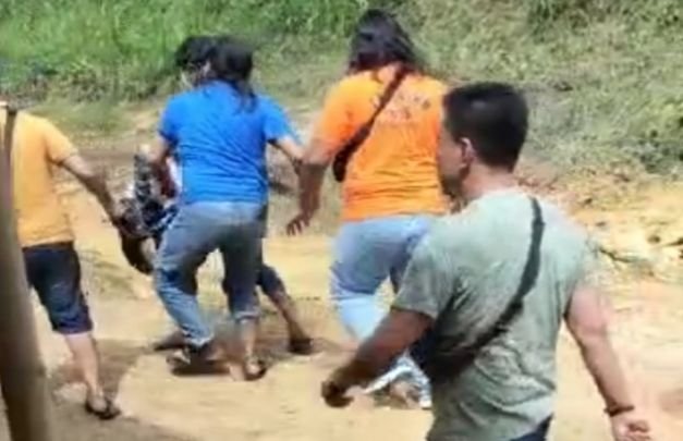 Foto : Petugas Satreskoba Polres Pamekasan saat melakukan penangkapan terhadap DPO berinisial S di Desa Tobeih, Sampang Madura.