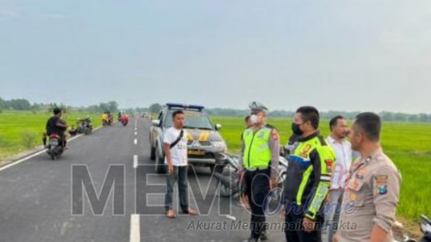 Polisi saat memberikan himbauan kepada para pengguna jalan Halim Perdana Kusuma Sampang 