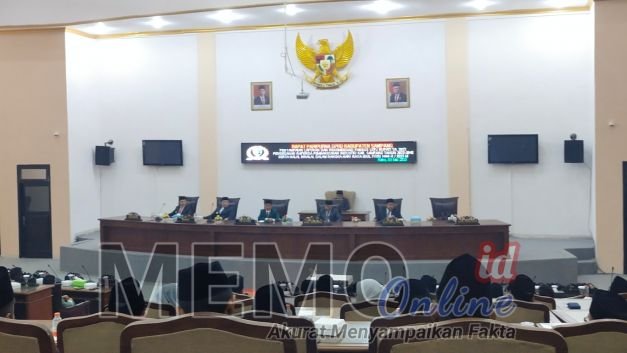 Foto : Paripurna DPRD dengan Bupati Sampang di Aula DPRD Sampang 