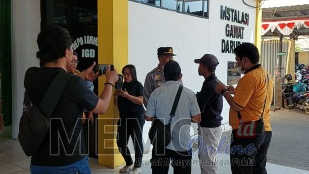 Foto : Pihak kepolisian dan beberapa awak media saat berada di RSUD Sampang