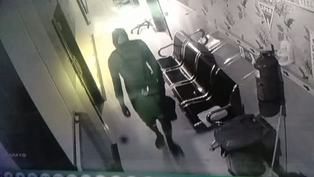 Foto : Terduga pelaku pencurian di Klinik Utama Qona'ah terekam CCTV 