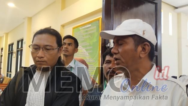 Foto : H. Fauzan (baju putih) didampingi kuasa hukumnya Agus Andriyanto di PN Sampang 