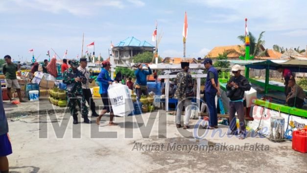 Foto : Logistik Pemilu diangkut ke kapal menuju  pulau Mandangin Sampang 