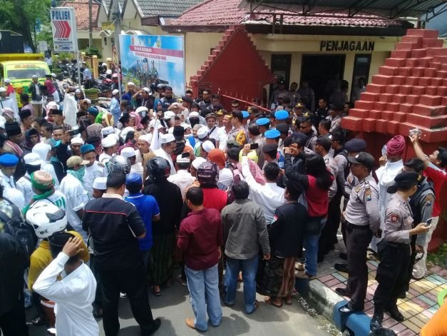 Foto Massa Aksi LPI di Depan Mapolres Pamekasan