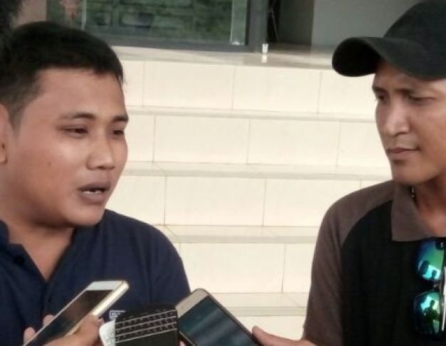 Foto Halili Mental saat Diwawancarai Awak Media di Kejari Pamekasan