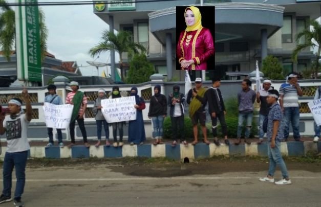 Foto: sejumlah saat demo kantor Bank BPRS