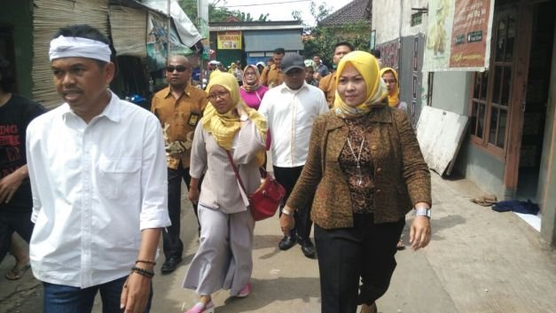 Dedi Mulyadi Bersama Tim Relawan, Hj. Ety Ketika Blusukan Di Kp. Sasak Tiga, Tridayasakti Tambun Selatan pada Senin (5/3/2018)
