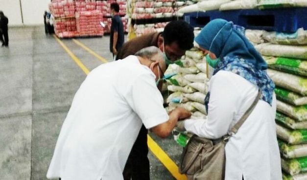 Kejaksaan Kabupaten Bekasi Bersama Dinas Ketahanan Pangan, Dinas Perdagangan, dan Balai Uji Mutu Pangan Jawa Barat, Saat Pengecekan dan Pemeriksaan Beras Sitaan di PT. Indo Beras Unggul (IBU), Kedungwaringin, baru-baru ini.