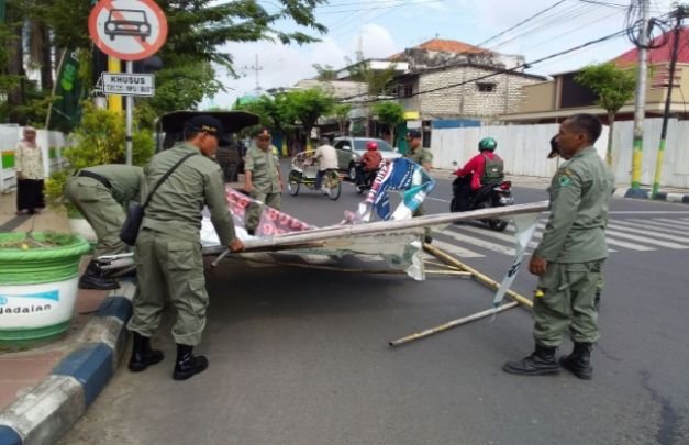 Foto Satpol PP Pamekasan saat Menurunkan Reklame