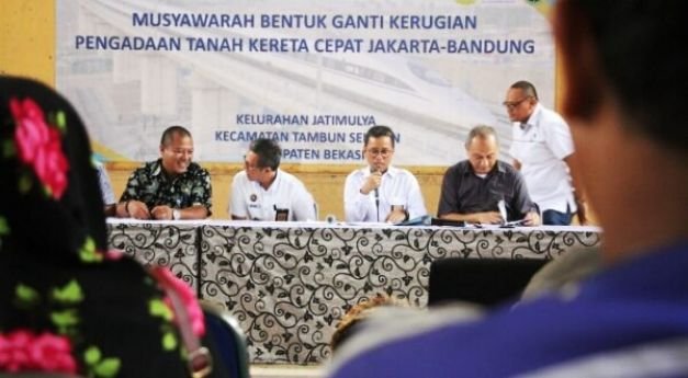 Musyawarah Bentuk Ganti Kerugian Lahan Warga Kelurahan Jatimulya Kecamatan Tambun Selatan, Di Gedung PGRI, Kamis (17/5/2018).