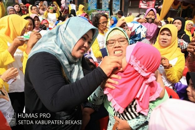 Bupati Bekasi, saat memberikan vitamin A Kepada Anak Balita di Desa Tridaya Sakti Kecamatan Tambun Selatan.