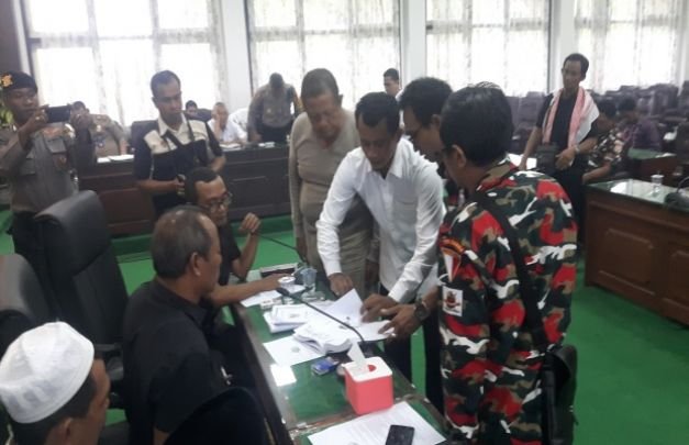 Foto Kepala DLH Pamekasan, Amin Jabir saat Menegaskan Dirinya Dikhiyanati Hotel Front One di Depan DPRD.