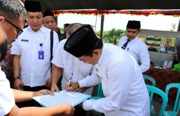 Foto : Bupati Baddrut saat Menandatangani Berita Acara Pemusnahan KTP El Invalid