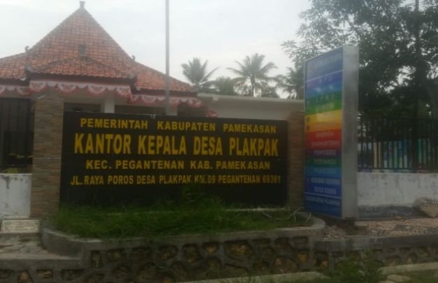Foto : Tampak Depan Balai Desa Plakpak Pegantenan Pamekasan