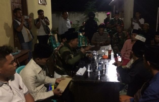 Foto: Ratusan massa di Sampang saat luruk kantor camat