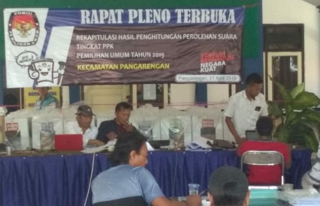 Foto: rekapitulasi surat suara di kecamatan pangarengan sampang