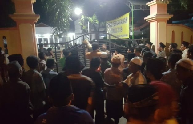 Foto: Ratusan Warga di pamekasan saat luruk kantor ppk