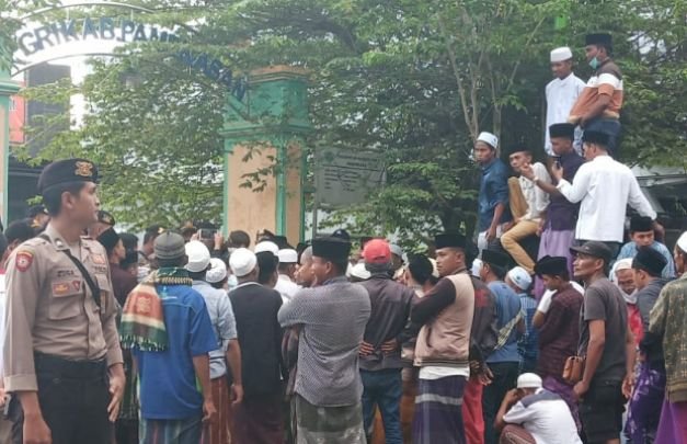 Foto: Ratusan warga kadur saat demo kantor bawaslu