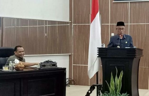 Foto: Bupati Bondowoso saat memberikan tanggapan atas pandangan umum fraksi-fraksi