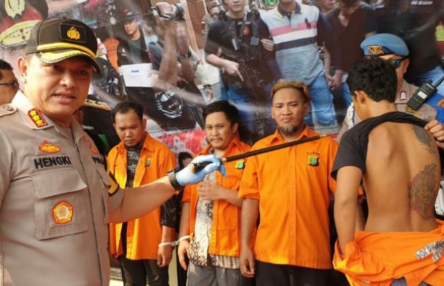 Foto: Empat Pelaku pengrusakan, Pembakaran dan Penjarahan Kendaraan Operasional Brimob Flyover Slipi Jakarta Barat