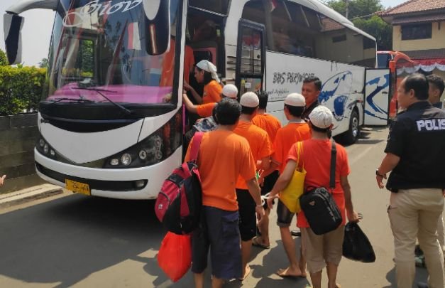 Foto: 75 pelaku kerusuhan 21-22 Mei saat akan dilimpahkan ke Kejaksaan