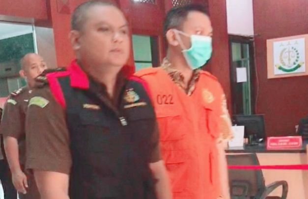Foto: Staff PT. ASEI Persero saat dikeler petugas Kejari