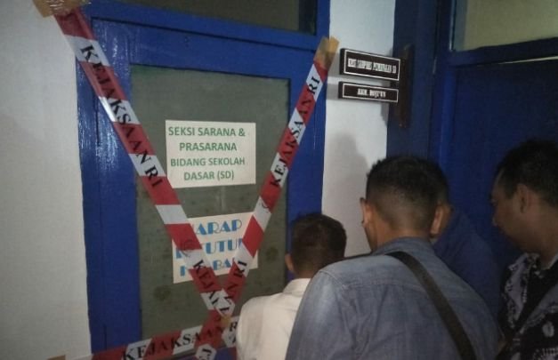Foto: petugas kejari Sampang menyegel ruangan Kasi Sarpras SD. 