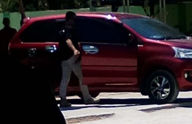 Foto: mobil avanza warna merah yang diduga dipakai mengangkut tiga oknum pns pasca ott