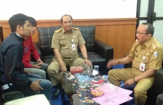 Foto: Kepala Dinas Kependudukan dan Pencatatan Sipil Ali Wafa, saat ditemui awak media di ruang kerjanya