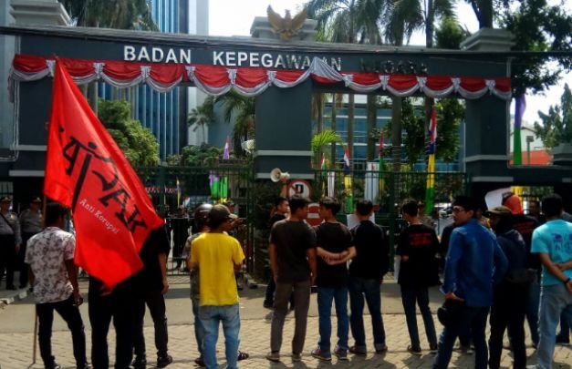 Foto: Massa aksi KAPAK saat meluruk kantor BKN