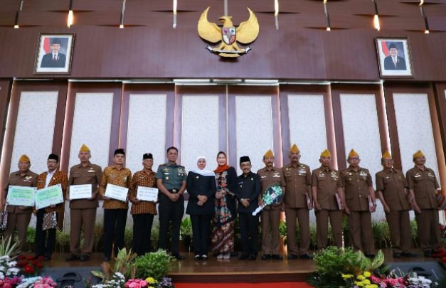 Foto:Walikota didampingi Wakil Walikota Batu, Gubernur Jawa Timur, Pangdam V Brawijaya saat sesi foto bersama para LVRI.