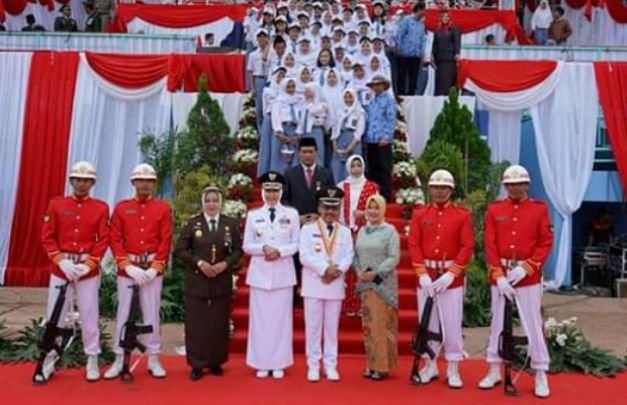 Foto: Walikota Batu bersama Wakil Walikota Batu didampingi Kajari  saat foto bersama usai upacara penurunan bendera merah putih. (Foto: Humas Pemkot Batu)