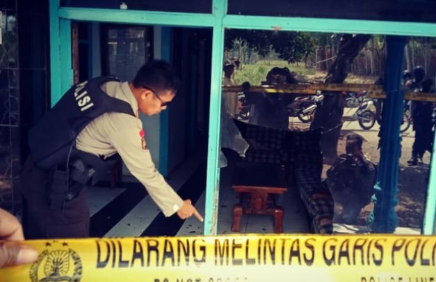 Foto: Olah TKP, nampal kaca depan rumah warga pecah