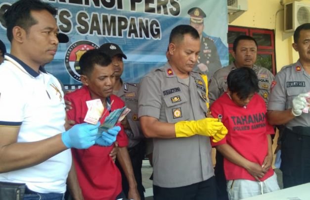 Foto: dua pelaku curas dan spesialis pecah kaca saat di Mapolres Sampang