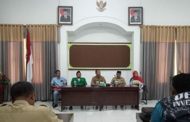 Foto: Syahwal, duduk paling kiri (memakai kemeja biru muda)