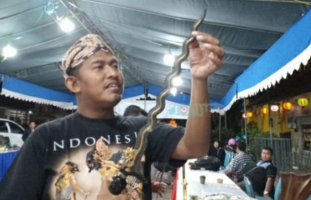 Foto: wakil.Bupati Sumenep Ach. Fauzi, sedang menimang sebilah keris pusaka
