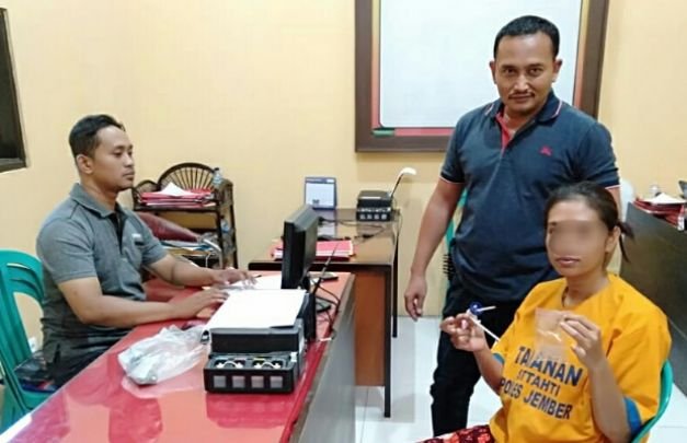 Foto: tersangka narkoba saat menjalani pemeriksaan Mapolsek Sumbersari