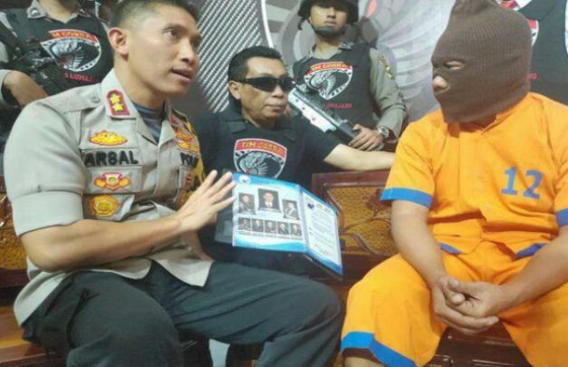 Foto: Kapolres Lumajang, AKBP DR muhammad Arsal Sahban SH SIK MM MH, saat menggelar press release