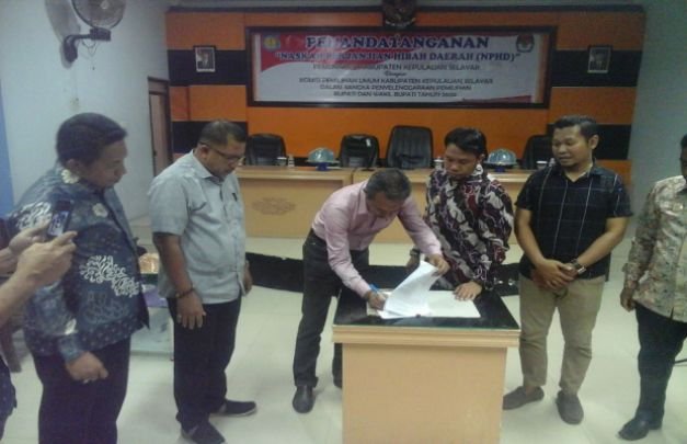 Foto: penandayanganan NPHD KPU Selayar