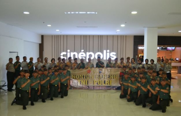 Foto: Kapolres Batu saat sesi foto bersama jajaran dan anggota Arhanud usai nobar film "Hanya Manusia".
