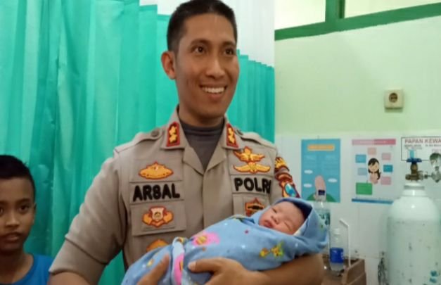 Foto: Kapolres Lumajang AKBP DR. Muhammad Arsal Sahban SH SIK MM MH, menggendong bayi Arsal