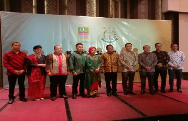 Foto : Kepala Kejaksaan Negeri (Kajari) Kabupaten Bekasi (kerudung merah).