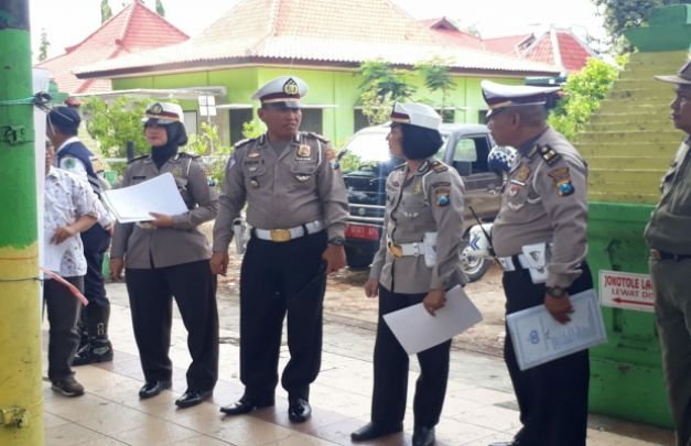 Foto: Kasat Lantas Polres Pamekasan, AKP. Didik Sugiarto Saat Memdampingi Tim Penilaian KTL di Jl. Jokotole Kabupaten Pamekasan