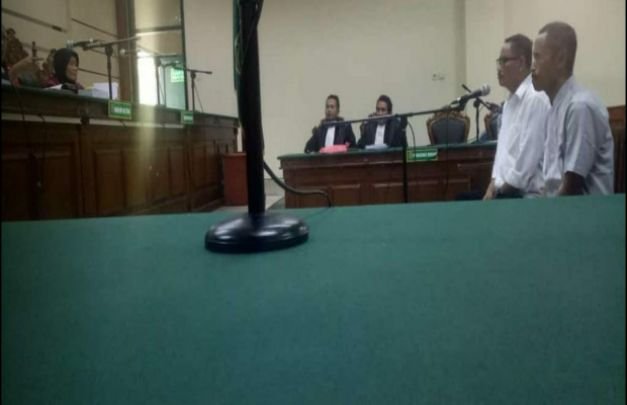 Foto : M. Jufri Mantan Kadisdik Sampang dan bawahannya saat sidang di Tipikor Surabaya