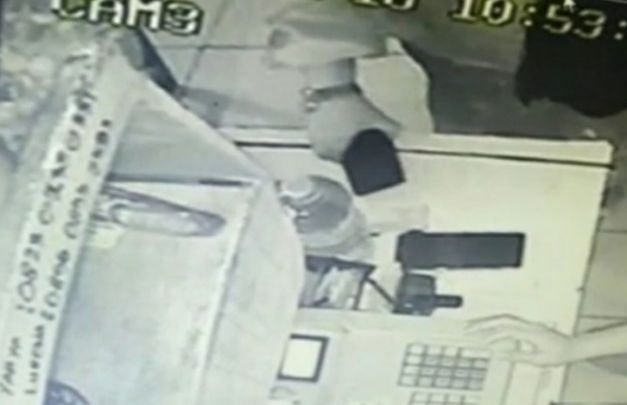 Foto: cupikan Vidio saat seorang wanita mengambil hp di depot Sate bang saleh