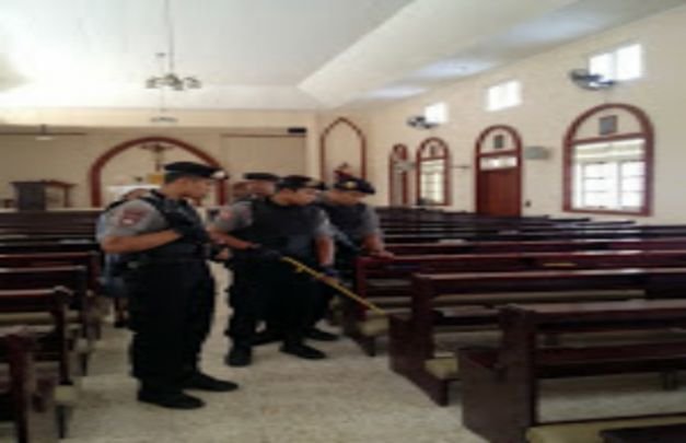 FOTO : Personil Polres Melakukan Sterilisasi ke Gereja-Greja.