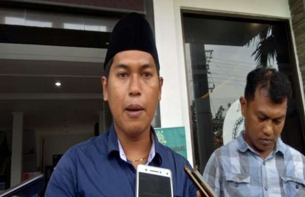 Foto : (kiri) Abd. Rokib, Pelapor dugaan pungli KepalaDesa Batorasang