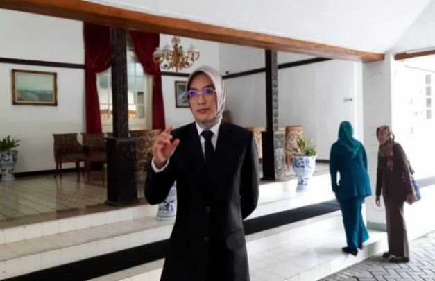 Foto : Bupati Tantriana Sari Saat memberi Keterangan soal Kondisi Sekolahan